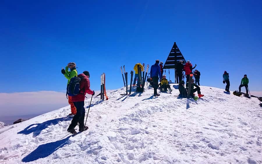 2 Days Mount Toubkal ascent trek via Ait Mizane Valley - Reaching Toubkal refuge (3200m): dinner, tea, and cold-weather reality