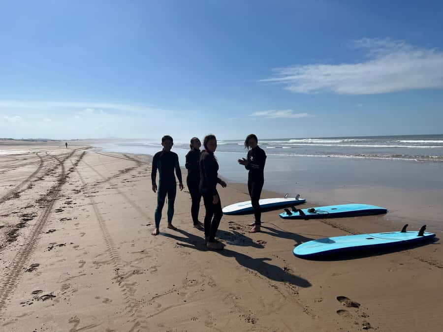 Beginners friendly surf in nice spots - Choosing Waves and Timing: Why Wind and Crowds Matter for Beginners