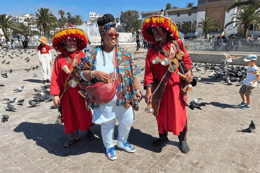 Casablanca: Layover Sightseeing Tour with Airport Transfer - Quick culture stops: Rick’s Café, Notre Dame de Lourdes, and public squares