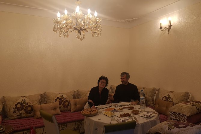 Cours de cuisines chez l'habitant - A mint tea welcome inside a Fez family home