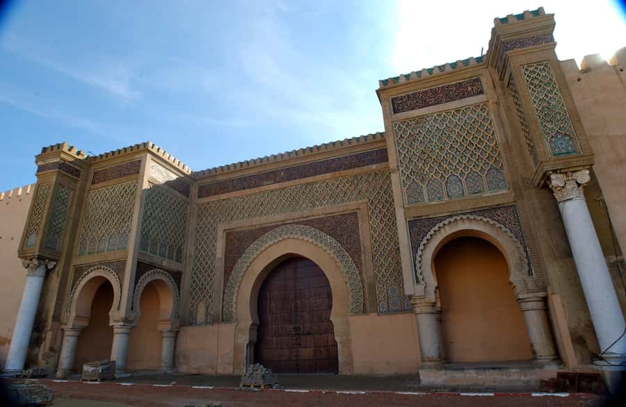 From Fez: Meknes, Volubilis and Moulay Idriss Day Trip - Meknes: 17th-century power, medina energy, and gate spotting