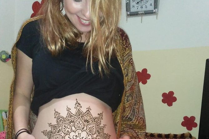 Henna Art Discovery - Learning Henna Mud Preparation and Technique