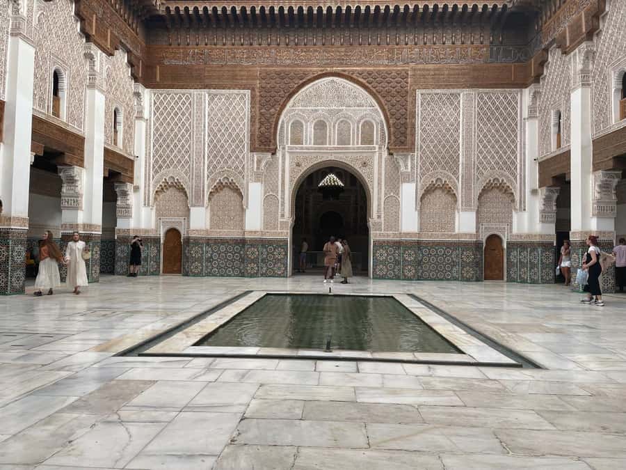 Marrakech: 3-Hour Monuments, Souks & Old Medina Walking Tour - How guides handle shopping pressure and how you should respond