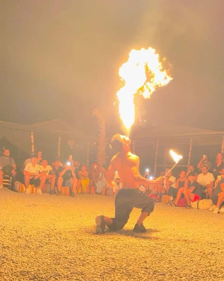 Marrakech: Agafay Desert Sunnet dinner with show - Dinner under open sky: tagine, tea, and pacing your evening