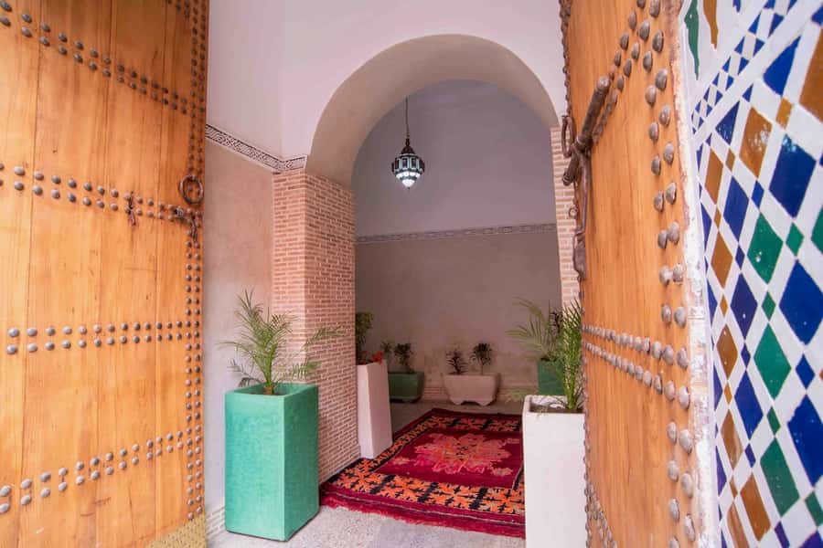 Marrakech: Authentic Moroccan Hammam Experience in Mouassine - The black soap and kessa glove: why this scrub feels so effective