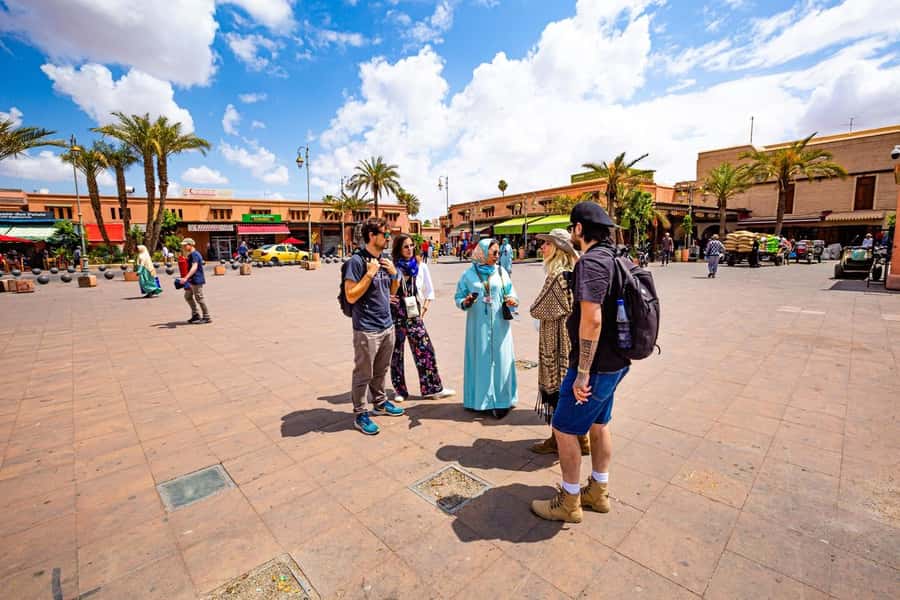 Marrakech: Bahia Palace, Saadian Tombs & Top Highlights Tour - Where you meet and how the 4 hours actually feel