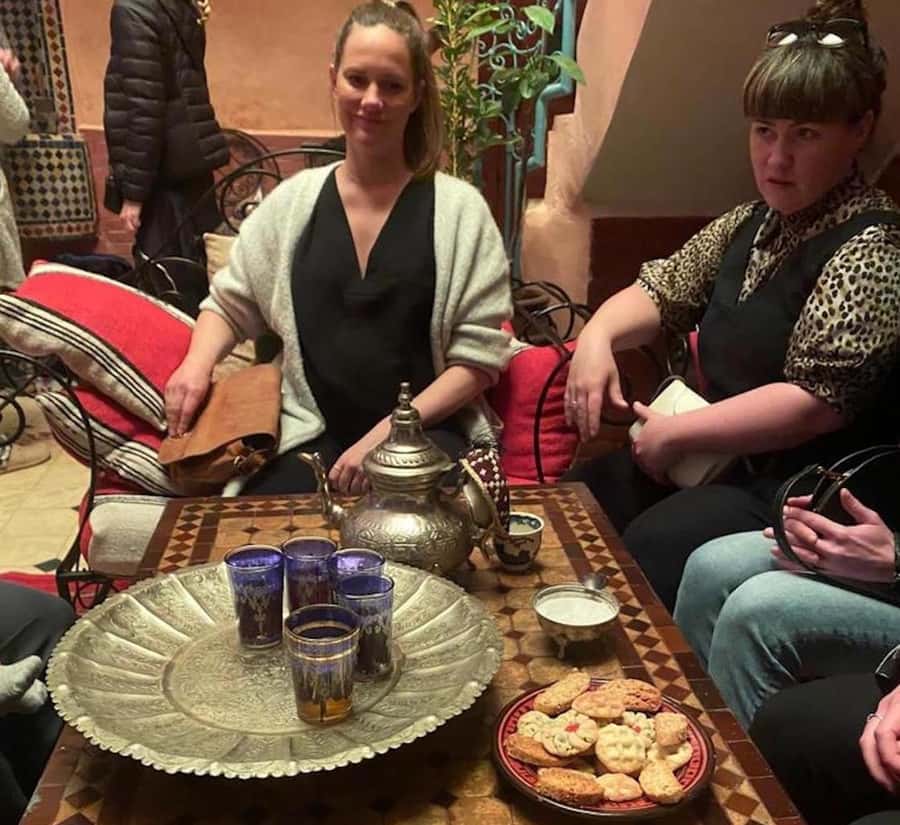 Marrakech: Moroccan Cooking Class for vegetarians and vegan - The terrace meal, Moroccan tea, and family conversation