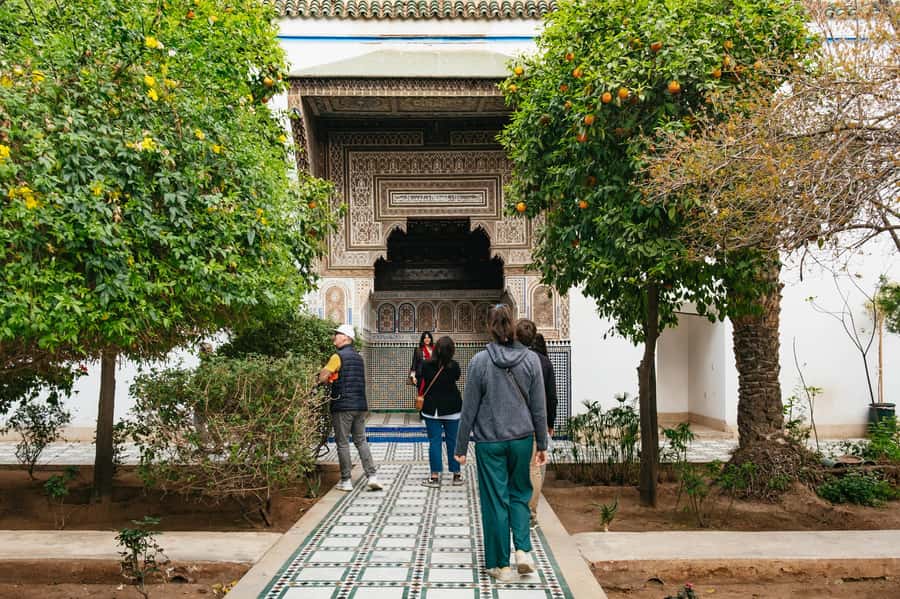 Marrakech: Saadian Tombs & Bahia Palace, Medina Guided Tour - Saadian Tombs: Hispano-Moorish carvings and handling the queue