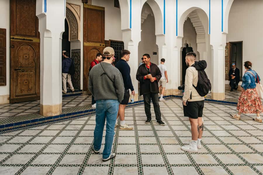 Marrakech: Saadian Tombs & Bahia Palace, Medina Guided Tour - Language options, guide quality, and how to tailor the experience