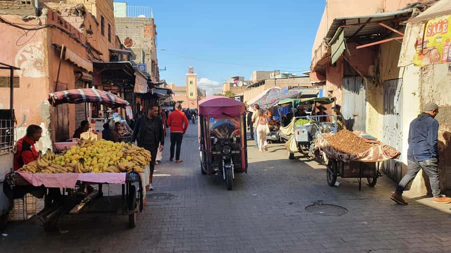 Marrakech Tuk-Tuk Tour with Photography Museum+Secret Garden - Turning toward the medina: souks, handicrafts, and neighborhood contrast