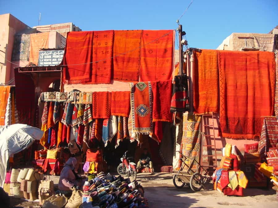 Marrakesh: Guided Souk Shopping Tour with a Local Guide - Entering The Medina with a real shopping game plan